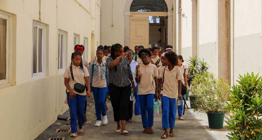 Explorando a História: Estudantes Conhecem o Funcionamento do Arquivo