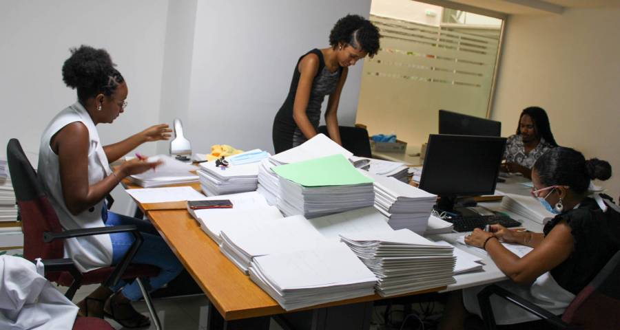 Assinatura do contrato de estágio com os formados do Curso Básico em Técnicas de Tratamento e Gestão Documental