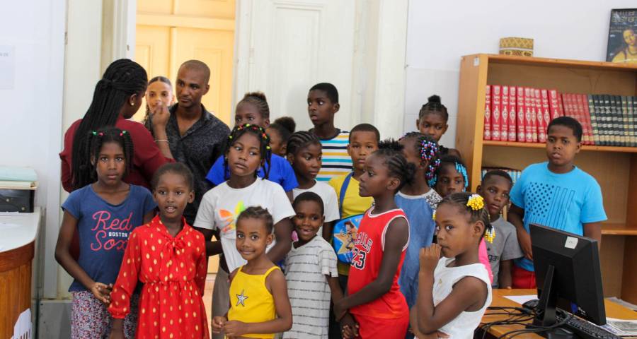 Visita do Centro Dia de Achada Grande Trás ao Arquivo Nacional de Cabo Verde 