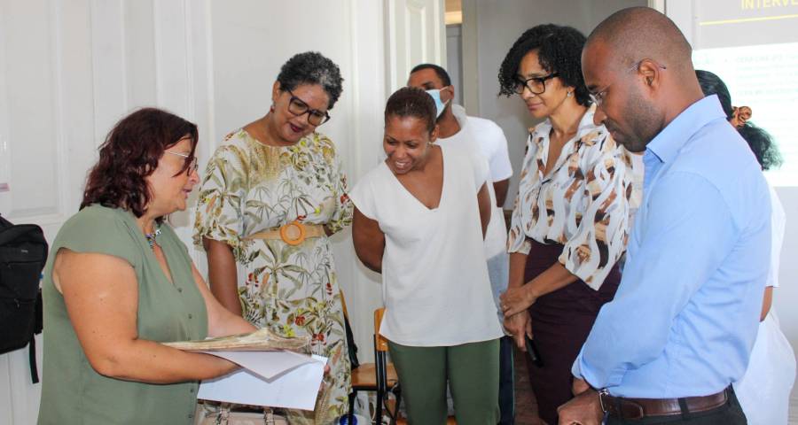 Autoridades judiciais locais visitam formação em Preservação e Restauro de Documentos em São Vicente